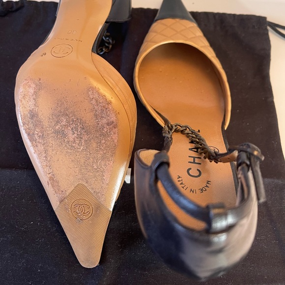 Chanel two tone D’orsay pump with chain strap. - Picture 4 of 4